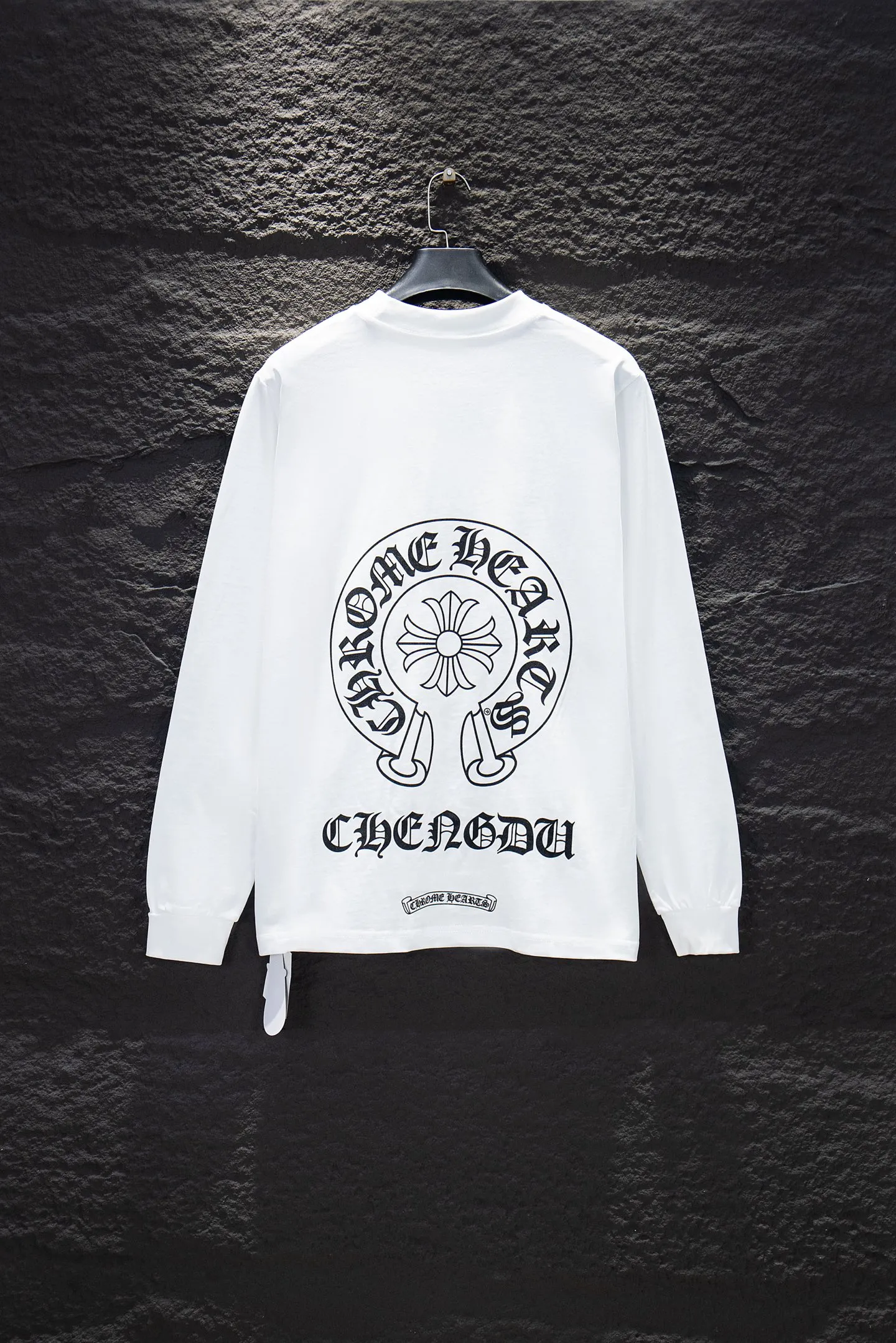 P220 🆕 Chrome hearts limited edition 300g. It is different from the low weight in the market. The os version is really charming. Chrome hearts are really unique. Each season's new version is the best. It is very practical and can be worn casually. Nice✔️ - ⚠️100% cotton. Made of 26-count double yarn and 300-gram pure cotton fabric. Made from imported knitting needle carded cotton, the thickness is moderate, drapey and contoured, making the upper body comfortable! ! It is very tolerant to fat body types and can instantly lose five pounds after wearing it!  The front cuffs and back chest are made of direct-injection printing environmentally friendly glue material, using a mechanized printing process. Mechanical printing has high precision, the positioning accuracy can reach ±0.02mm, and the quality is stable.  The neck strap is made of pure cotton and is cut from one piece. It has no color difference and will not deform. The body of the garment is treated with printing elements on both sides, which greatly increases the interest of the clothing; it has a unique visual effect. The special washing effect creates a unique distressed effect. In the past two years, the oversize version has become the focus of the trend and has been a popular staple in the past two years. The change of designers has made this brand an instant hit. The progress of the times also requires the blood impact of fresh elements and trendy designs to continue the glory! It’s stylish both inside and outside, a must-have for high street travel! An absolute "eye-catching style" that can match couples 💏 Color: Black White Size: S M L XL